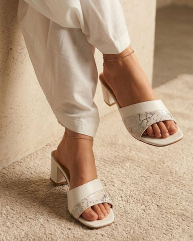 STANDOUT - White