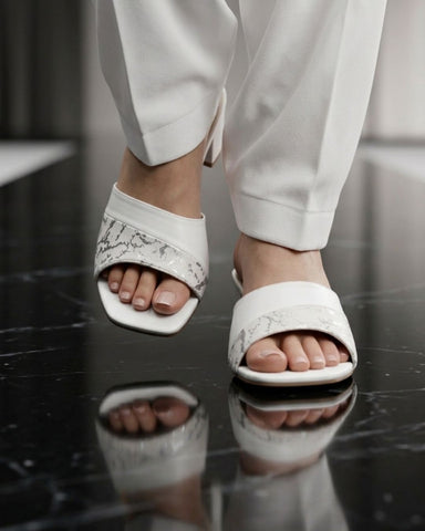 STANDOUT - White